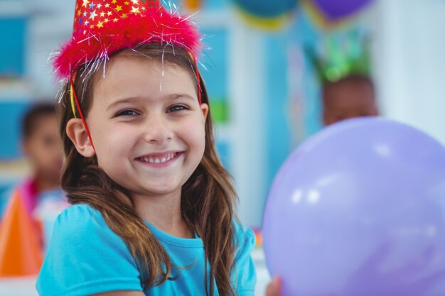 Heureux enfant tenant un ballon