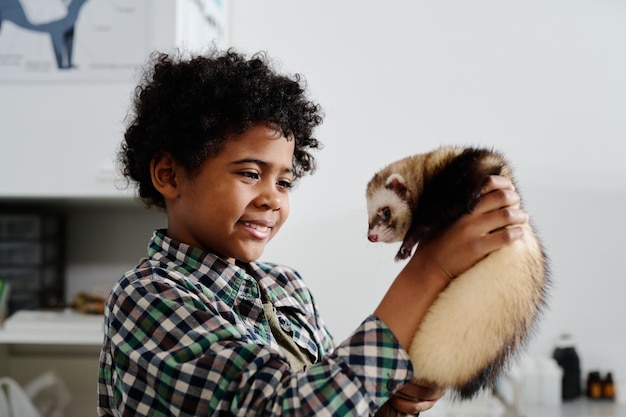 Photo heureux enfant tenant son animal de compagnie