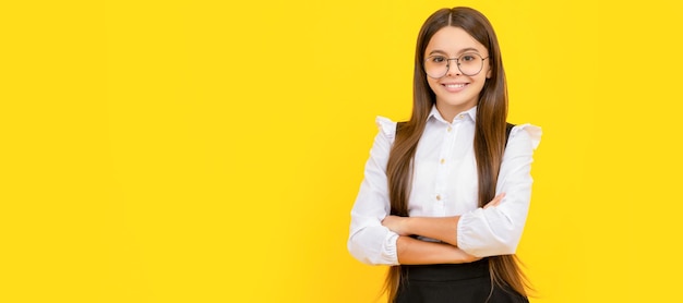 Heureux enfant en uniforme scolaire et lunettes pour la protection de la vision Visage d'enfant affiche horizontale adolescent fille portrait isolé bannière avec espace de copie