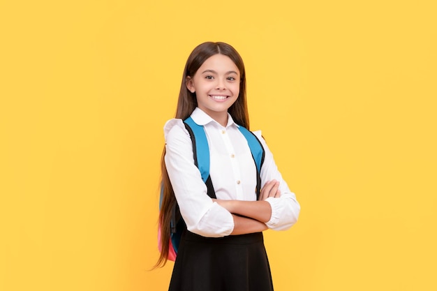 Heureux enfant en uniforme scolaire porter l'école sac à dos