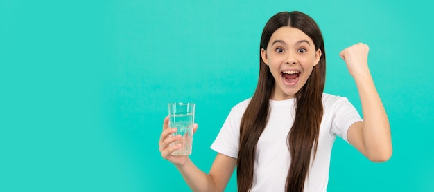 Heureux enfant va boire un verre d'eau pour rester hydraté et maintenir l'équilibre hydrique quotidien Bannière d'enfant fille avec verre d'eau portrait en studio avec espace de copie