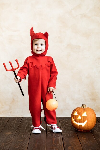 Heureux enfant vêtu d'un costume d'Halloween