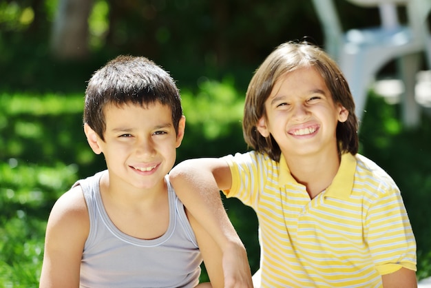 Heureux enfants allongé sur une herbe verte