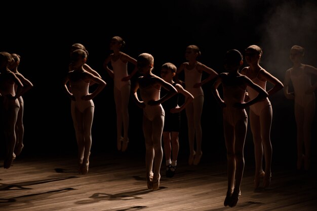 Heureux enfants faisant du ballet