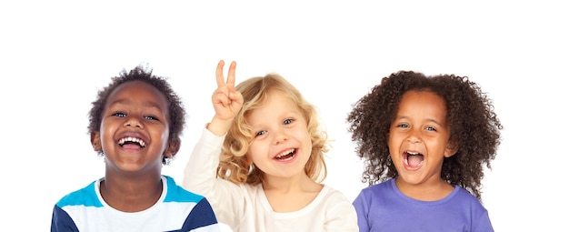 Heureux enfants riant isolé sur fond blanc