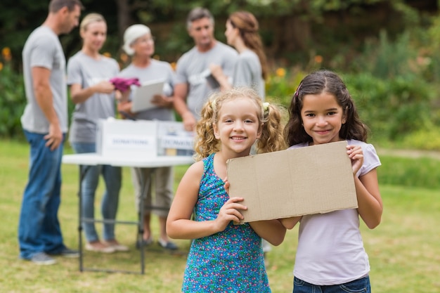 Heureux enfants tenant blanc