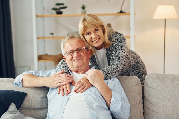 Heureux ensemble Senior homme et femme est à la maison