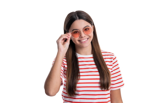 Heureux été adolescente porter une chemise rayée isolée sur blanc été adolescente porter un t-shirt rayé sur fond été adolescente porter rayé en studio