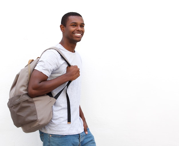 Heureux étudiant afro-américain marchant