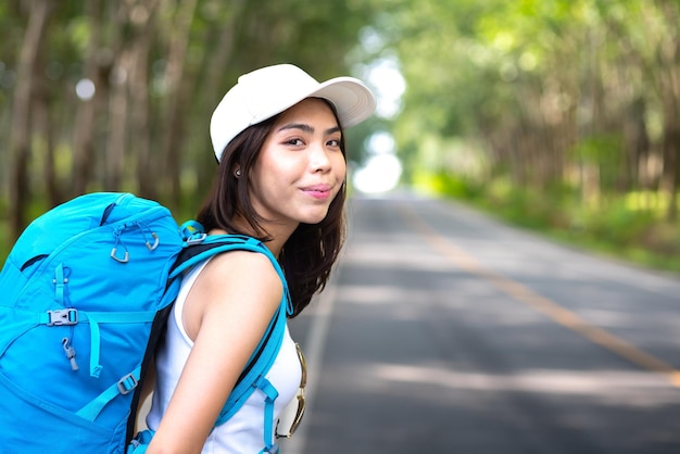 Photo heureux étudiant asiatique sac à dos voyage en vacances d'été de l'éducation sur la montagne