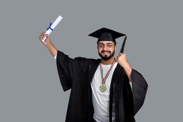 Heureux étudiant diplômé titulaire d'un diplôme en main modèle pakistanais indien