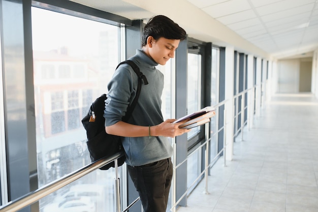 Heureux étudiant indien à l'université