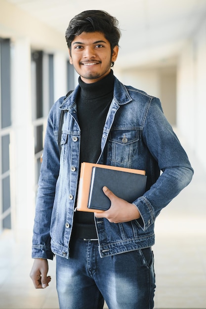 Heureux étudiant indien à l'université