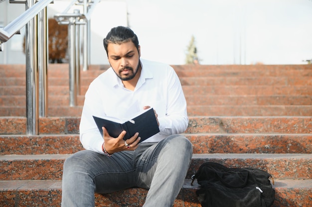 Heureux étudiant indien à l'université