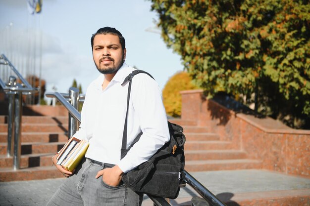 Heureux étudiant indien à l'université