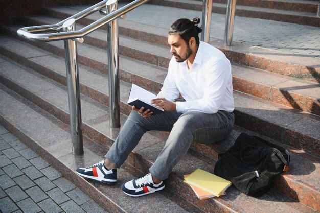 Heureux étudiant indien à l'université