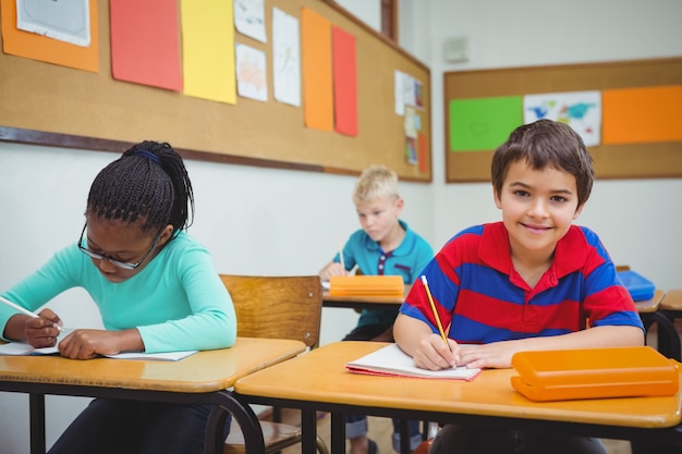 Heureux étudiant en regardant la caméra