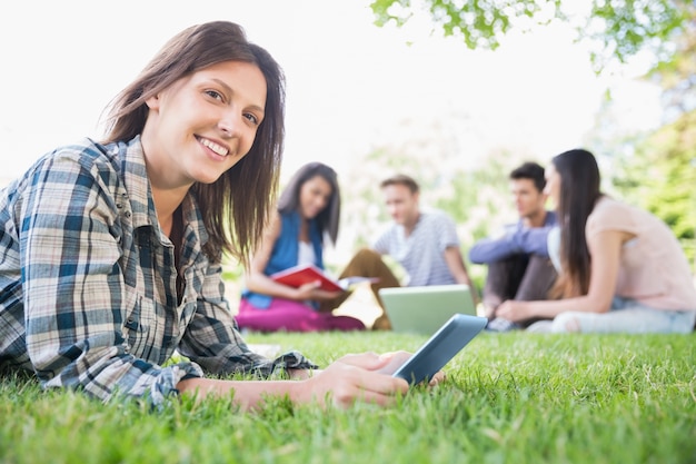 Heureux étudiants assis dehors sur le campus