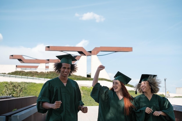 Heureux étudiants célébrant le diplôme et l'obtention de leur diplôme Concept Fin de carrière universitaire Diplôme de diversité