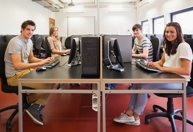 Photo heureux étudiants dans la salle informatique