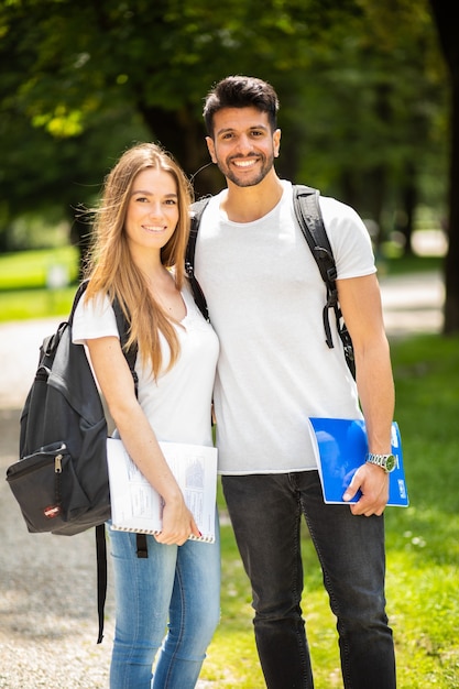 Heureux étudiants en plein air souriant dans une chaude journée ensoleillée