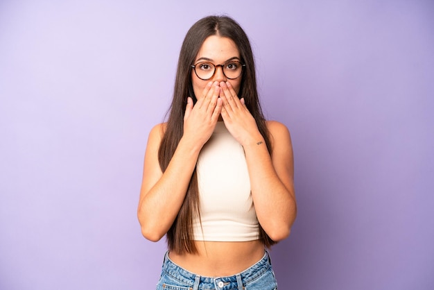 Heureux et excité surpris et étonné couvrant la bouche avec les mains riant avec une expression mignonne