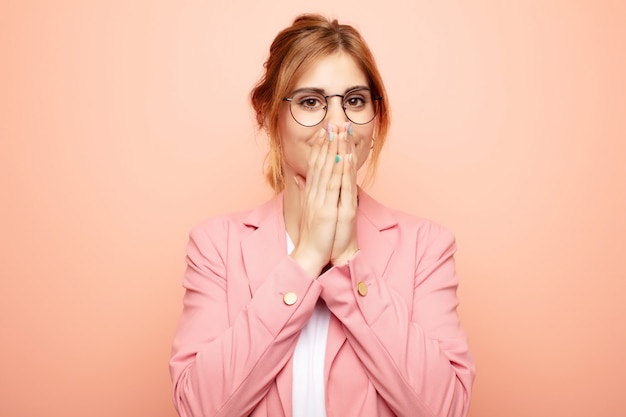 heureux et excité, surpris et étonné couvrant la bouche avec les mains, riant avec une expression mignonne