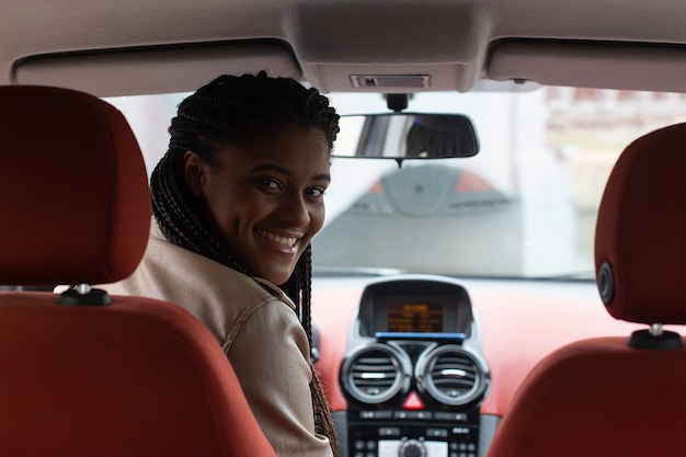 heureux, femme américaine africaine, conduire voiture