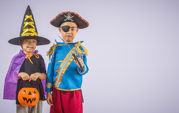 Photo heureux frère et soeurs à halloween