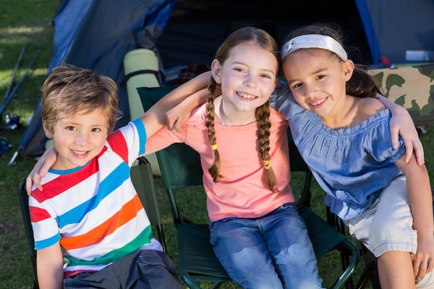 Heureux frères et sœurs en voyage de camping