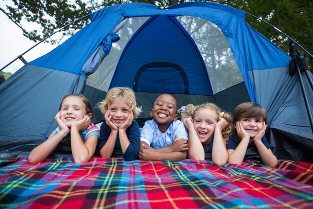 Heureux frères et sœurs en voyage de camping