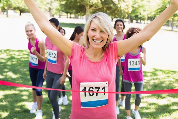 Heureux gagnant de la course de marathon de cancer du sein