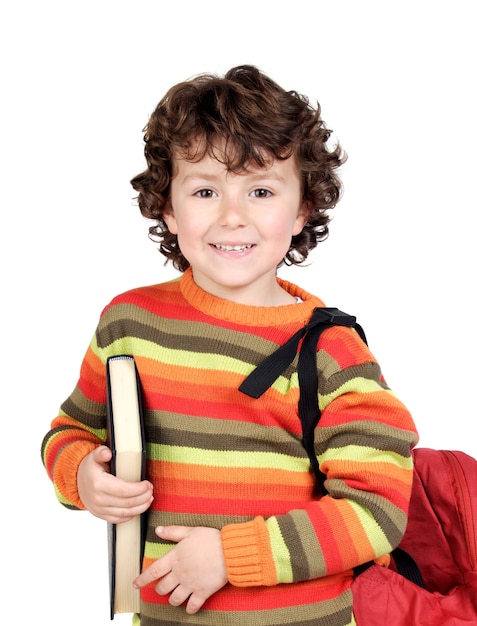 Heureux garçon de 8 ans souriant avec sac à dos et un livre prêt à aller à l'école isolé sur fond blanc avec espace de copie
