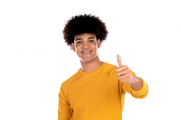 Heureux garçon adolescent avec coiffure afro disant Ok