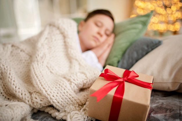 Heureux garçon détient la boîte avec cadeau