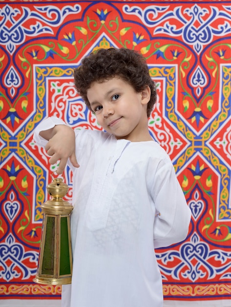 Photo heureux garçon souriant avec lanterne célébrant le ramadan