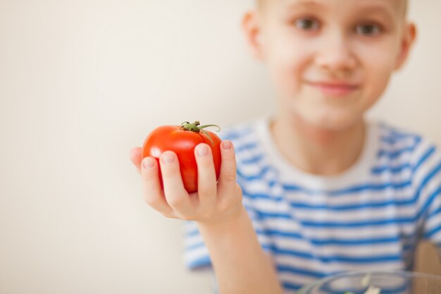 Heureux, garçon, tenue, tomate, legumes