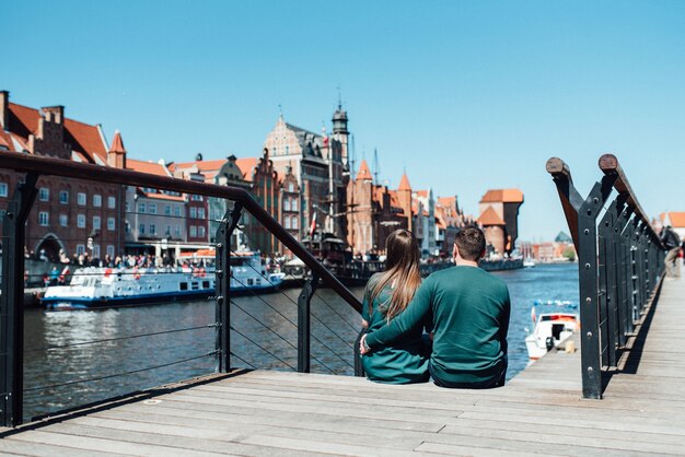 Heureux gars et femme marchant le long des rues touristiques de la vieille Europe dans la ville de Gdansk