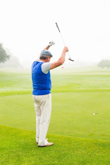 Photo heureux golfeur encourageant le putting green