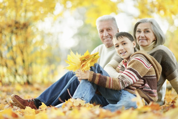 Heureux grand-père grand-mère et petit-fils dans le parc