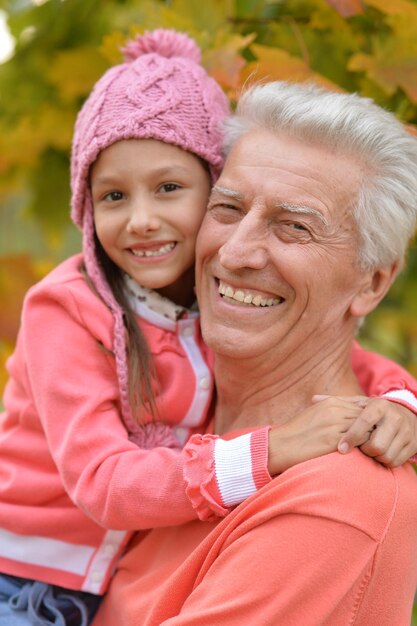 Heureux grand-père et petite-fille dans le parc automnal