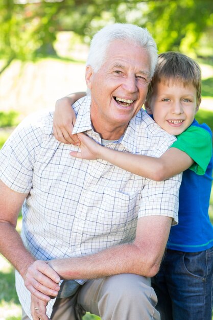 Heureux grand père avec son petit-fils