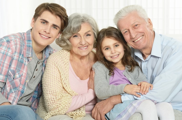 Heureux grands-parents et leurs deux petits-enfants à la maison