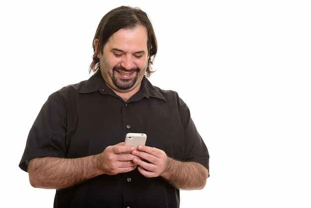 Heureux gros homme caucasien souriant et utilisant un téléphone mobile isolé sur blanc