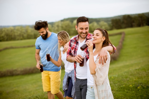 Heureux groupe d&#39;amis s&#39;amusant et souriant à la nature