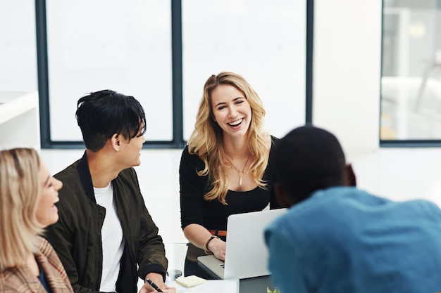 Heureux groupe de collègues ayant une séance de remue-méninges Rire des employés amicaux et souriants travaillant ensemble en équipe pour des idées d'affaires Divers hommes d'affaires collaborent s'engagent dans un travail d'équipe