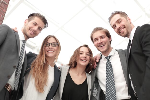 Heureux groupe de collègues de bureau