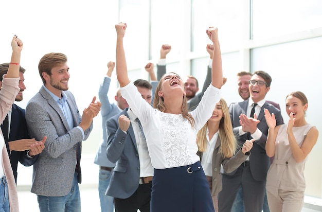 Heureux groupe de jeunes gens d'affaires créatifs