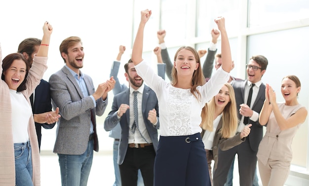 Heureux groupe de jeunes gens d'affaires créatifs