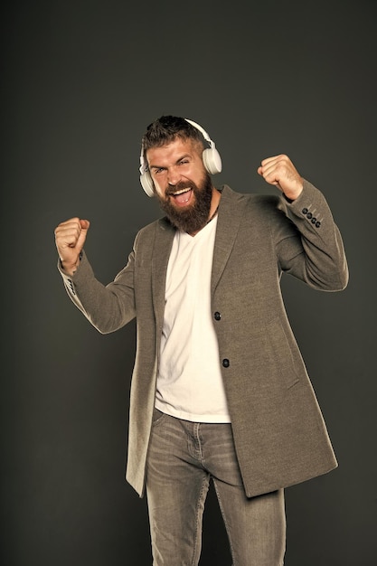 Heureux hipster mature avec barbe hipster caucasien brutal avec moustache Mp3 technologie de la vie moderne Homme au casque Éducation au livre audio Homme barbu écouter de la musique heureux d'être ici